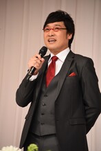 挨拶する南海キャンディーズ山里。