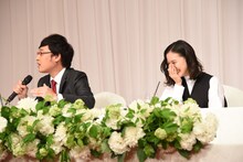 南海キャンディーズ山里（左）と蒼井優（右）。