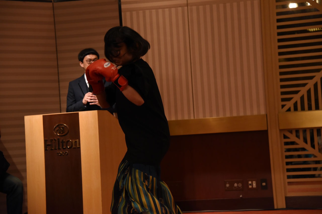 会見に登場した南海キャンディーズしずちゃん。