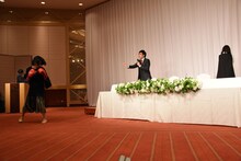 会見に南海キャンディーズしずちゃんが登場した場面。