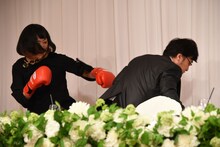 登場するなり相方・山里を殴る南海キャンディーズしずちゃん（左）。