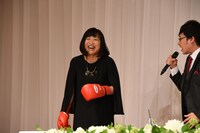 相方・山里を殴り、笑顔の南海キャンディーズしずちゃん（左）。