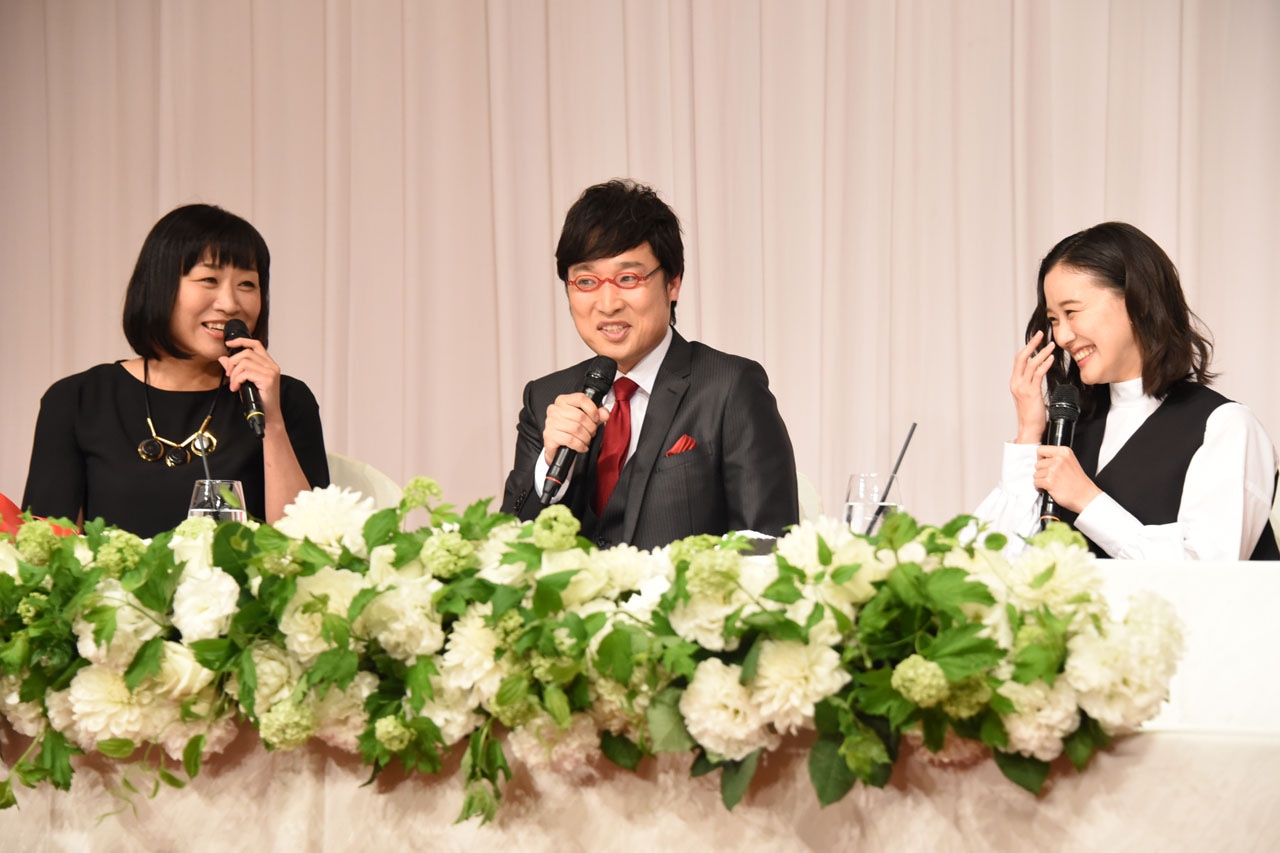 左から南海キャンディーズしずちゃん、南海キャンディーズ山里、蒼井優。