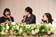 左から南海キャンディーズしずちゃん、南海キャンディーズ山里、蒼井優。