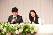 南海キャンディーズ山里と蒼井優の結婚会見の様子。