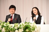 南海キャンディーズ山里と蒼井優の結婚会見の様子。