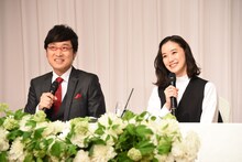 南海キャンディーズ山里と蒼井優の結婚会見の様子。