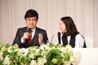 南海キャンディーズ山里と蒼井優の結婚会見の様子。