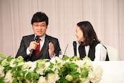 南海キャンディーズ山里と蒼井優の結婚会見の様子。