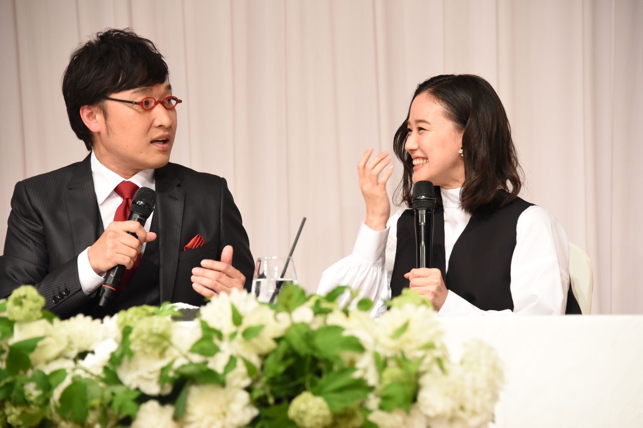南海キャンディーズ山里と蒼井優の結婚会見の様子。