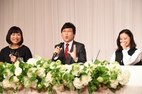 左から南海キャンディーズしずちゃん、南海キャンディーズ山里、蒼井優。