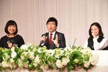 左から南海キャンディーズしずちゃん、南海キャンディーズ山里、蒼井優。