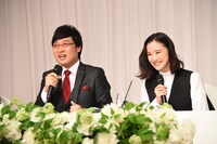 南海キャンディーズ山里と蒼井優の結婚会見の様子。