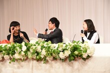 左から南海キャンディーズしずちゃん、南海キャンディーズ山里、蒼井優。