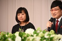 涙ぐむ南海キャンディーズしずちゃん（左）。