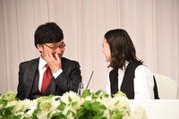 南海キャンディーズ山里（左）と蒼井優（右）。