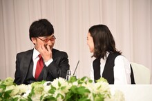 南海キャンディーズ山里（左）と蒼井優（右）。