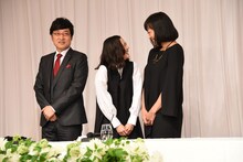 左から南海キャンディーズ山里、蒼井優、南海キャンディーズしずちゃん。