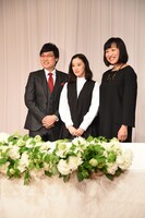 左から南海キャンディーズ山里、蒼井優、南海キャンディーズしずちゃん。