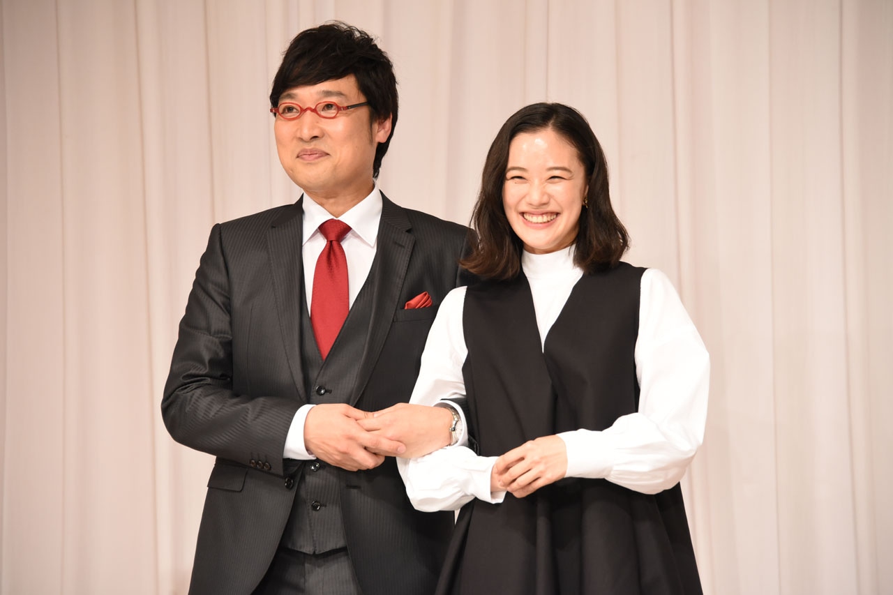 腕を組む南海キャンディーズ山里（左）と蒼井優（右）。