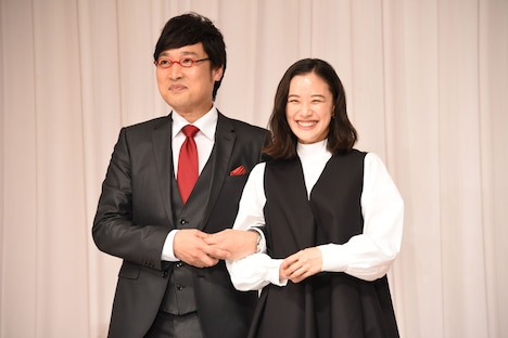 腕を組む南海キャンディーズ山里(左)と蒼井優(右)。