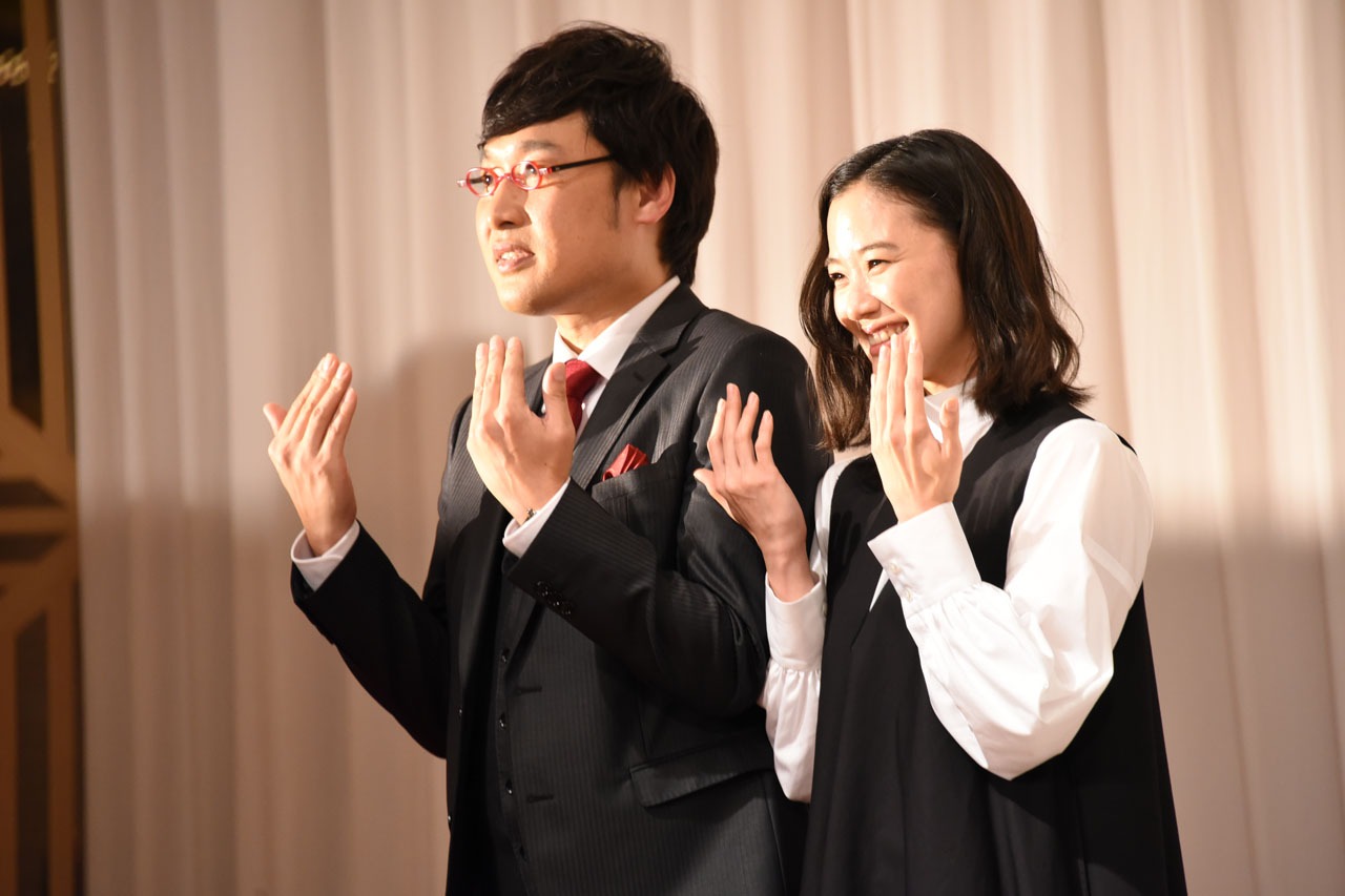 外科医のポーズを披露する南海キャンディーズ山里（左）と蒼井優（右）。
