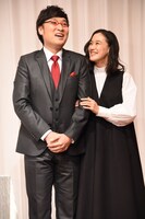 腕を組む南海キャンディーズ山里（左）と蒼井優（右）。