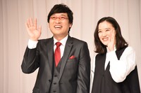 「ポーズのバリエーションが少なくてすみません」と恐縮しながら手を振る南海キャンディーズ山里（左）と蒼井優（右）。