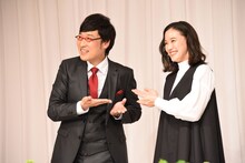カメラに向かってそれぞれを紹介しあう南海キャンディーズ山里（左）と蒼井優（右）。