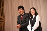 南海キャンディーズ山里（左）と蒼井優（右）。
