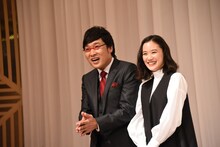 南海キャンディーズ山里（左）と蒼井優（右）。