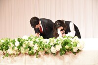会見の終わりにお辞儀する南海キャンディーズ山里（左）と蒼井優（右）。