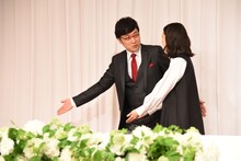 道を譲り合う南海キャンディーズ山里（左）と蒼井優（右）。