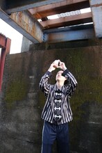 “インスタ映え写真”を狙う霜降り明星・粗品。(c)静岡朝日テレビ