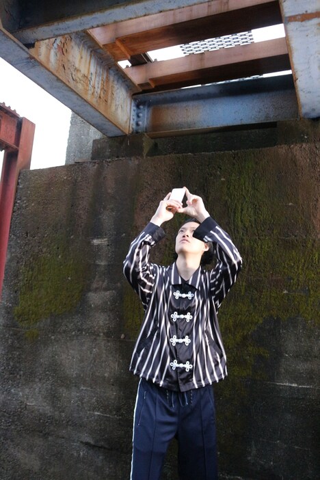 “インスタ映え写真”を狙う霜降り明星・粗品。(c)静岡朝日テレビ