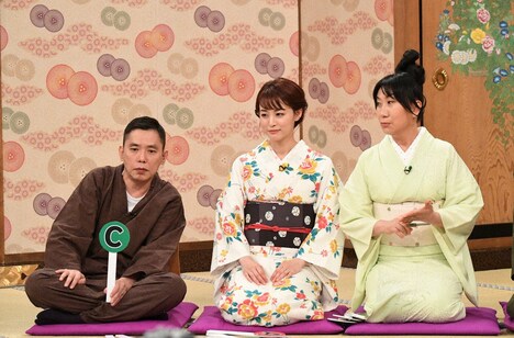 （左から）爆笑問題・太田、新井恵理那、室井滋。(c)テレビ朝日
