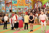 「VS嵐」に「チームものまね」として出演する(左から)次長課長・河本、メルヘン須長、Mr.シャチホコ、福田彩乃、アイデンティティ田島、ガリットチュウ福島、野性爆弾くっきー。(c)フジテレビ