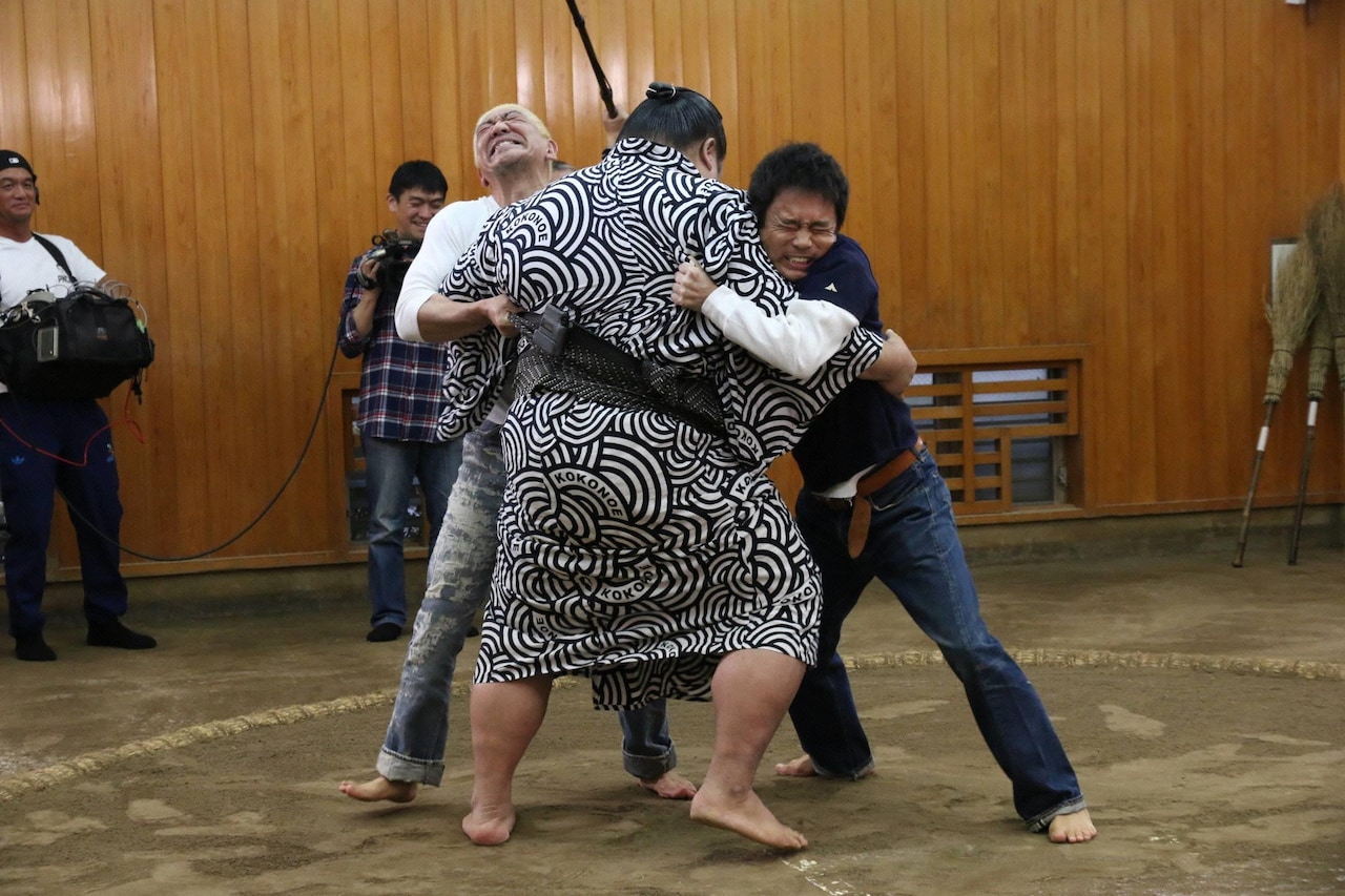 「ダウンタウンなう」で大相撲の九重部屋を訪れ、ダウンタウンが千代丸関に2人がかりで挑む様子。(c)フジテレビ