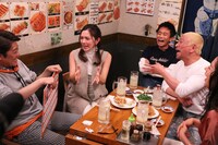 星野真里（左から2人目）がゲスト出演するコーナーの様子。(c)フジテレビ