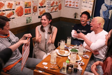 星野真里（左から2人目）がゲスト出演するコーナーの様子。(c)フジテレビ