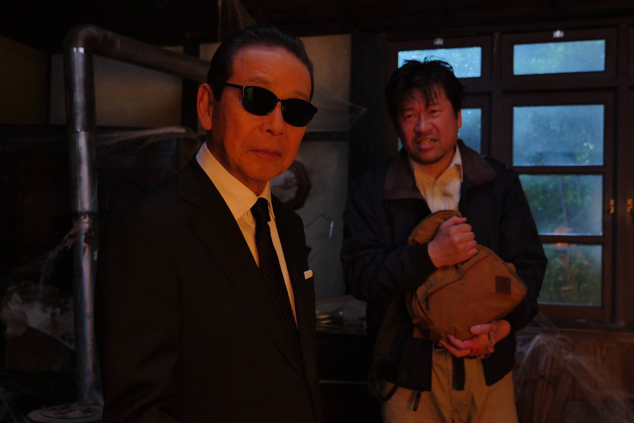 「世にも奇妙な物語'19 雨の特別編」のストーリーテラーパートで共演する（左から）タモリ、佐藤二朗。(c)フジテレビ