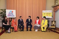 表敬訪問の冒頭、安倍総理に扮したビスケッティ佐竹（中央）が挨拶している様子。