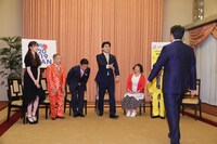 ビスケッティ佐竹が安倍総理になりきっているところに、本物の安倍総理（手前右）が登場するシーン。