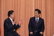 (左から)西川きよし、安倍晋三内閣総理大臣。