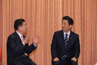 （左から）西川きよし、安倍晋三内閣総理大臣。