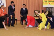 安倍総理が吉本新喜劇のことを「松竹新喜劇」と言い間違えるボケに一同がコケてみせるワンシーン。