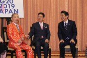 (左から)池乃めだか、西川きよし、安倍晋三内閣総理大臣。