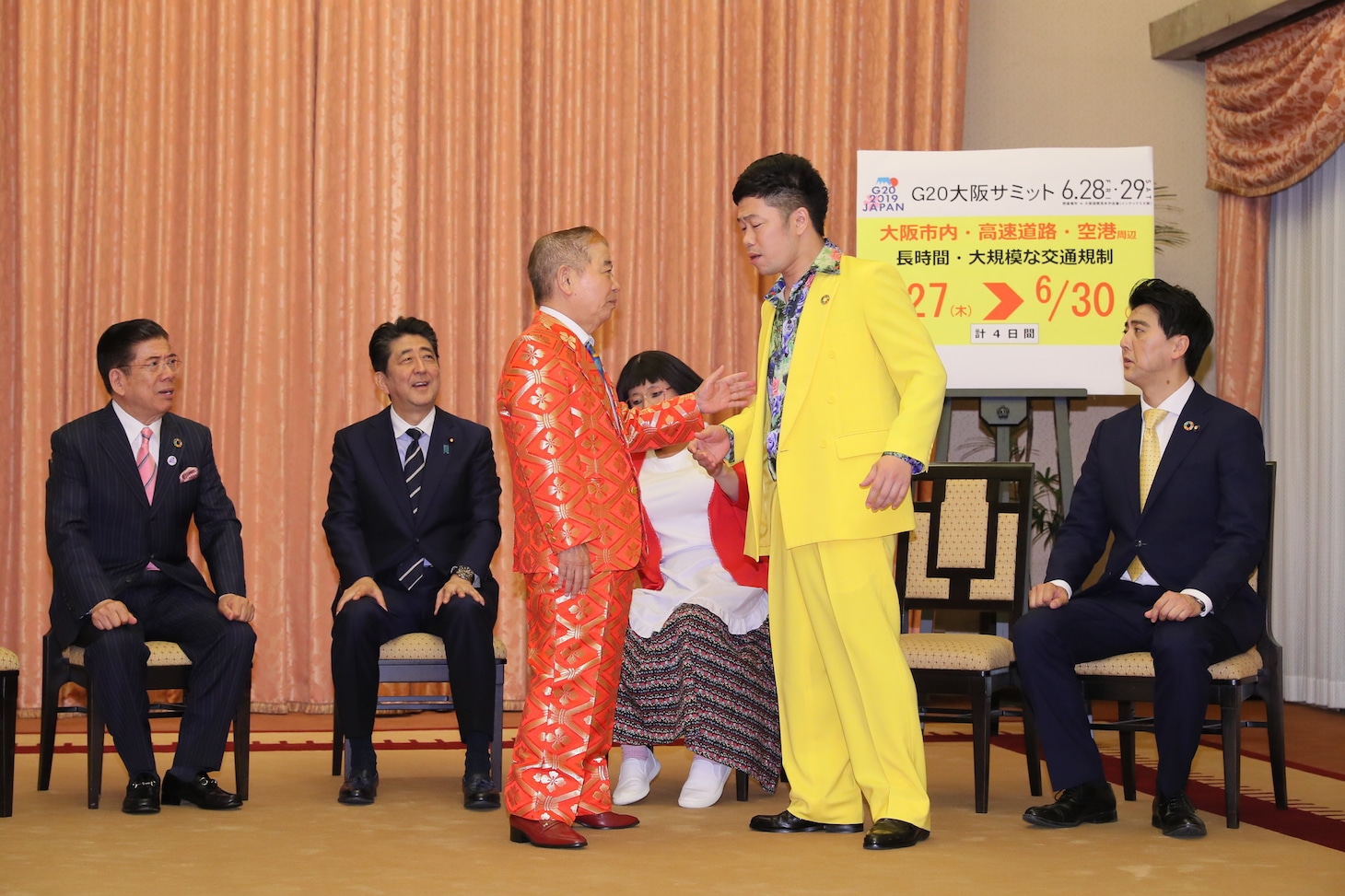 （手前左から）池乃めだかと吉田裕が寸劇を展開する場面。