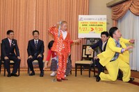 池乃めだか（中央）がネクタイを用いたギャグを披露した場面。