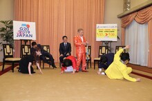 池乃めだかのギャグに一同がコケてみせる場面。